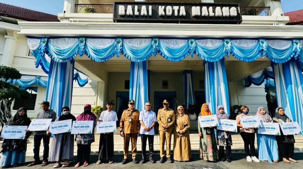 BPJS Ketenagakerjaan Malang serahkan santunan kematian hingga Rp42 juta bagi ahli waris driver ojol, pedagang, dan jukir guna menjaga stabilitas ekonomi. (Foto: BPJamsostek for jatimnow.com)