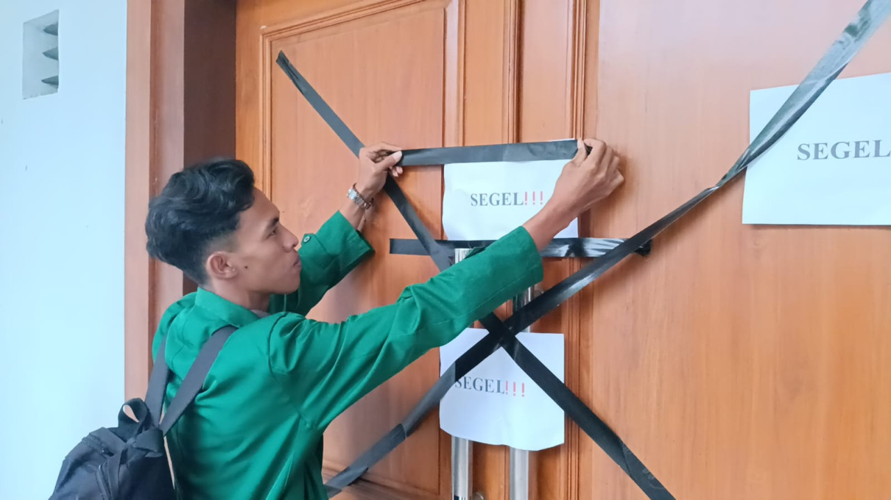 Mahasiswa UIN SATU Tulungagung segel ruang aspirasi DPRD. (Foto: Bramanta/jatimnow.com)