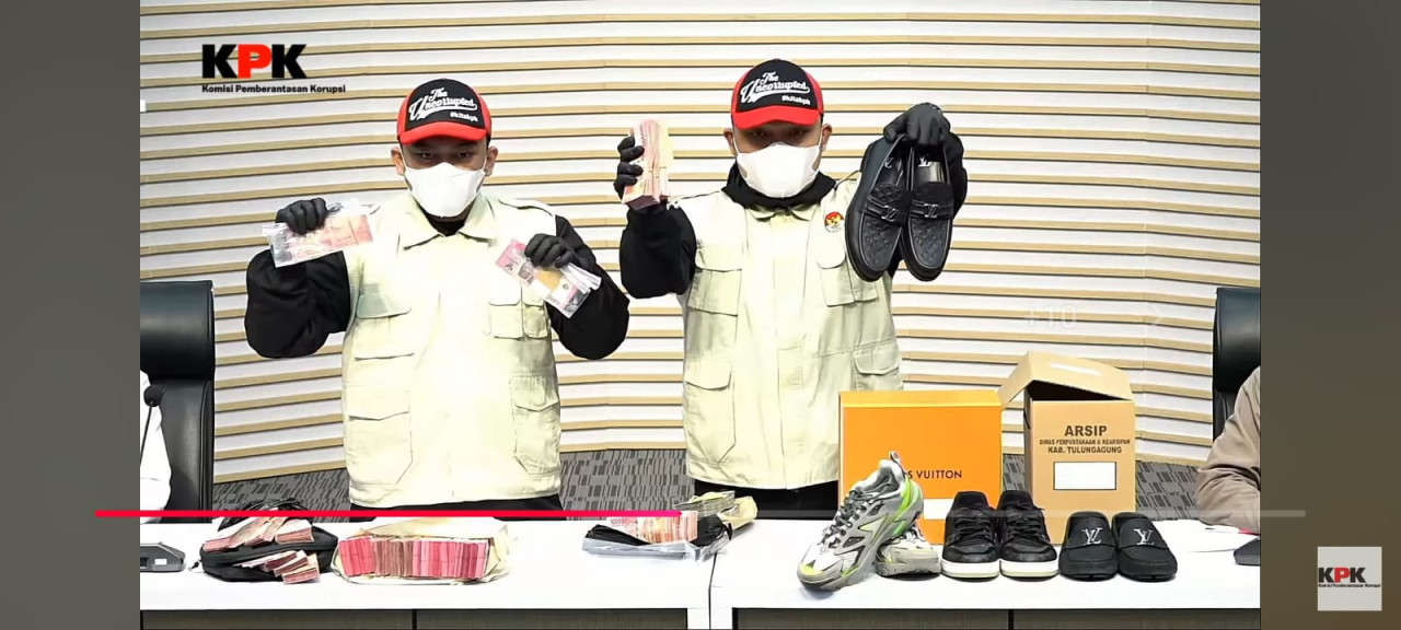 KPK menunjukkan uang dan sepatu Louis Vuitton milik Bupati Tulungagung. (Foto: Youtube KPK)