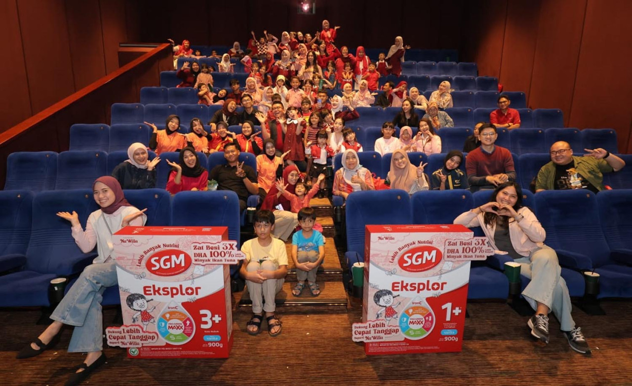 Puluhan ibu dan anak berfoto bersama usai mengikuti nonton bareng film Na Willa di Pakuwon Mall. (Foto: Ali Masduki/jatimnow.com)
