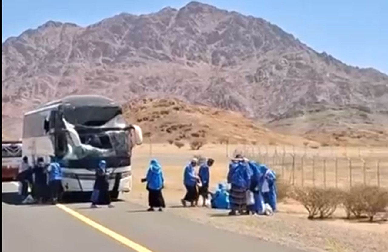 Sejumlah jemaah haji asal Probolinggo berkumpul di tepi jalan usai bus yang mereka tumpangi mengalami insiden di kawasan Jabal Magnet, Madinah, Selasa (28/4/2026). (Foto: Tangkapan Layar IG)