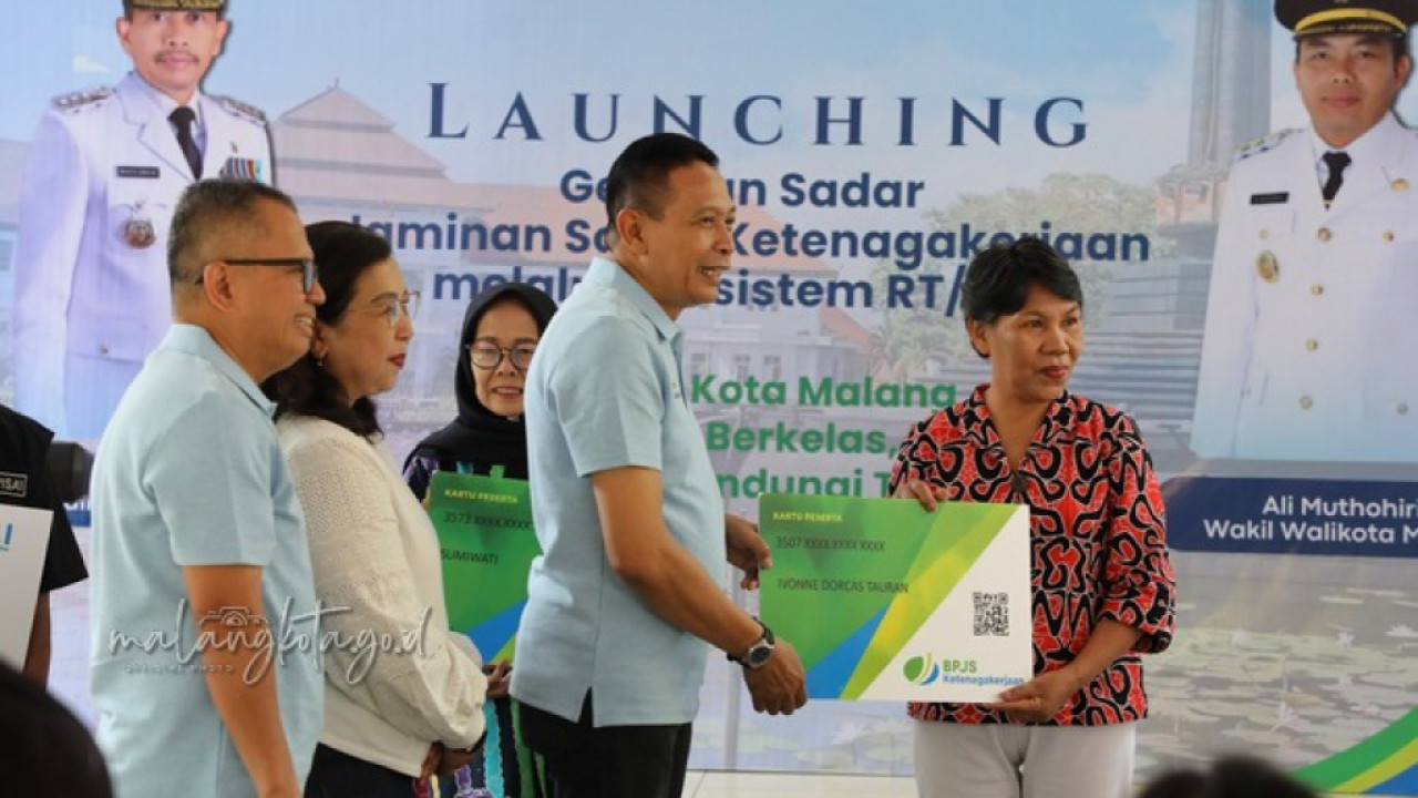 Wali Kota Malang, Wahyu Hidayat, menyerahkan secara simbolis kartu kepesertaan BPJS Ketenagakerjaan. (Foto: Pemkot for jatimnow.com)