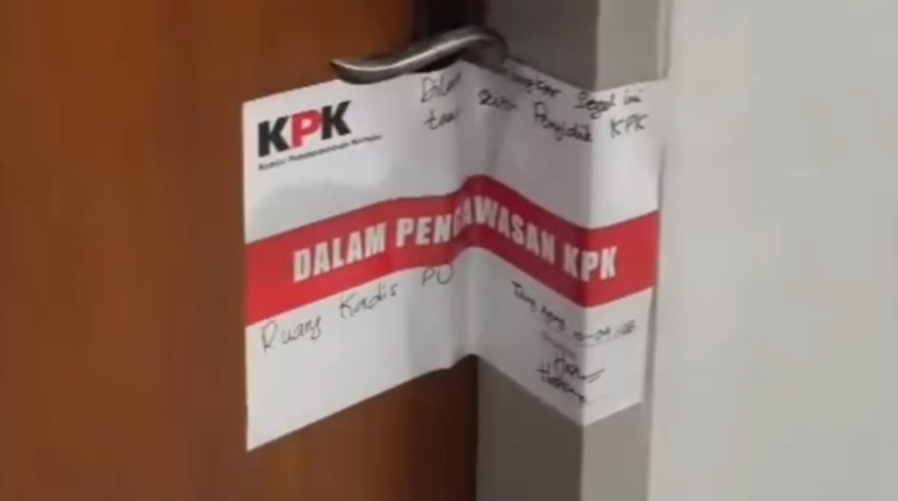 Salah satu segel yang terpasang di Kantor Dinas PUPR Tulungagung. (Foto: Bramanta/jatimnow.com)