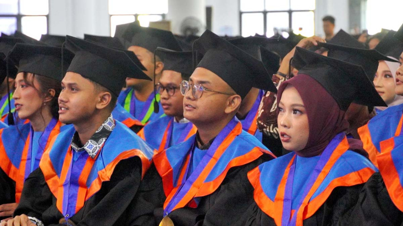 Para wisudawan yang mengikuti upacara kelulusan Wisuda ke-133 ITS dengan penuh khidmat di Grha Sepuluh Nopember ITS. (Foto: Humas ITS for jatimnow.com)