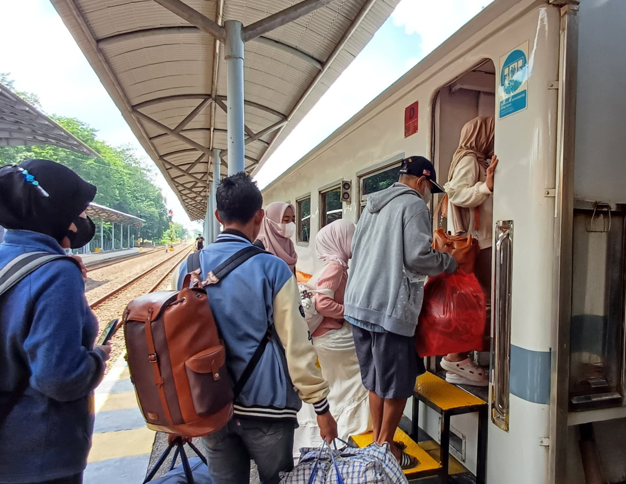 Masyarakat pengguna layanan kereta api (KA) di Stasiun Lamongan. (Foto : Adyad Ammy Iffansah/jatimnow.com)