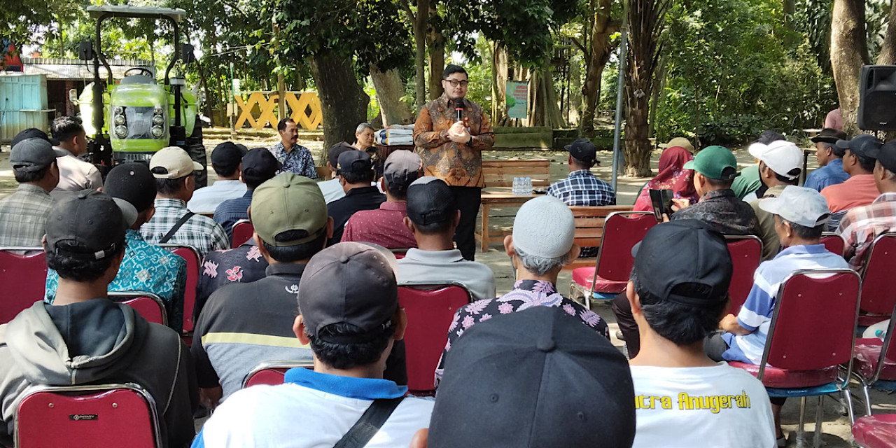 Mas Dhito saat menyerahkan bantuan benih jagung dan alat mesin pertanian (alsintan) kepada kelompok tani di Sumber Sugih Waras. (Foto: Pemkab Kediri/jatimnow.com)