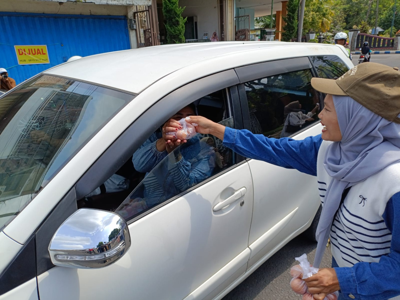 Tolak Investor Asing, Peternak di Tulungagung Bagikan Telur Gratis