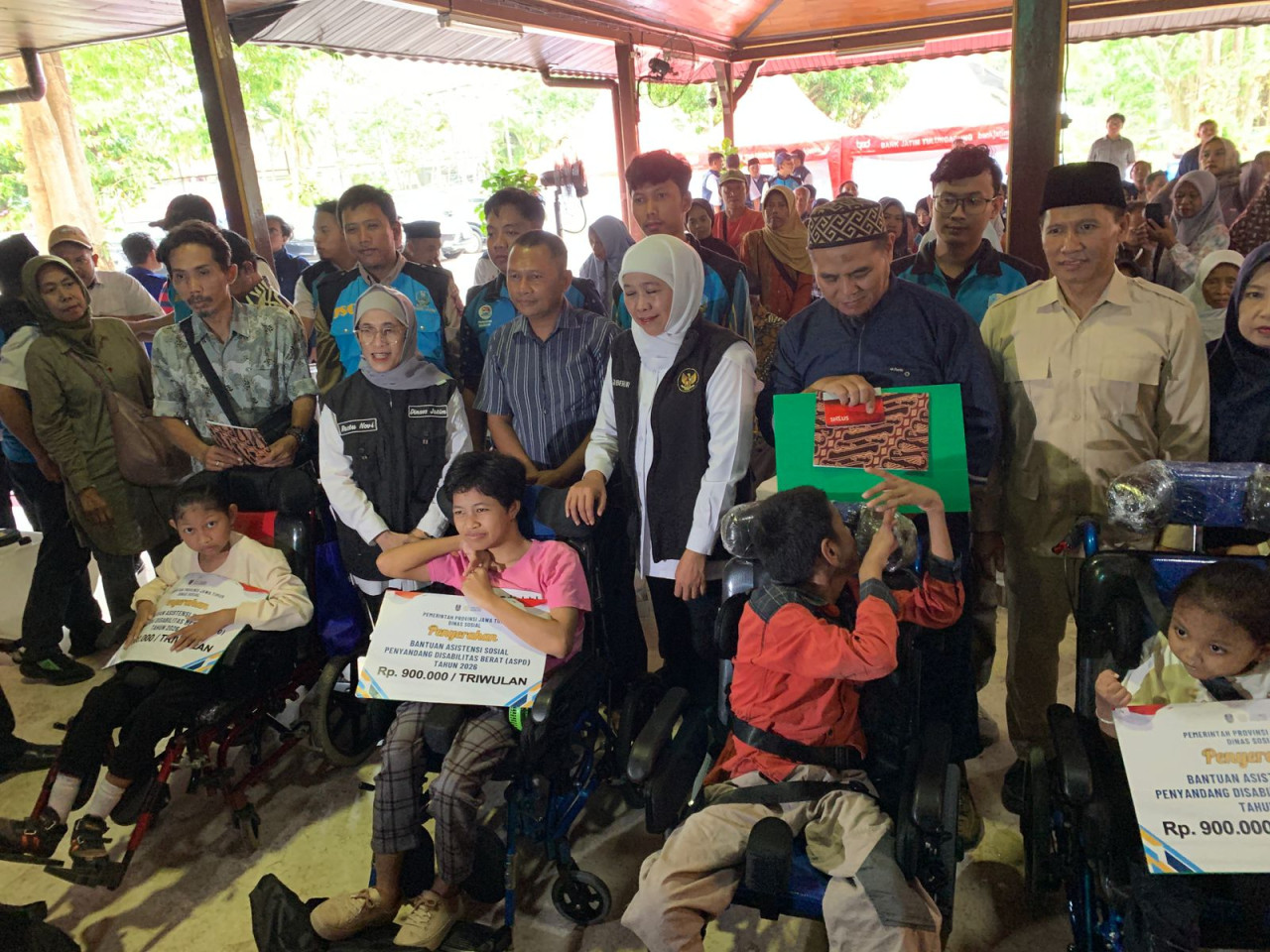 Gubernur Jawa TImur, Khofifah Indar Parawansa bersama penerima bansos di Tulungagung. (Foto: Bramanta/jatimnow.com)