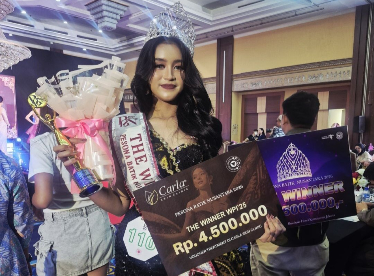 Sireen Janitra Raisya saat menerima penghargaan di ajang Batik Nusantara. (Foto: Diskominfo Jember/jatimnow.com)