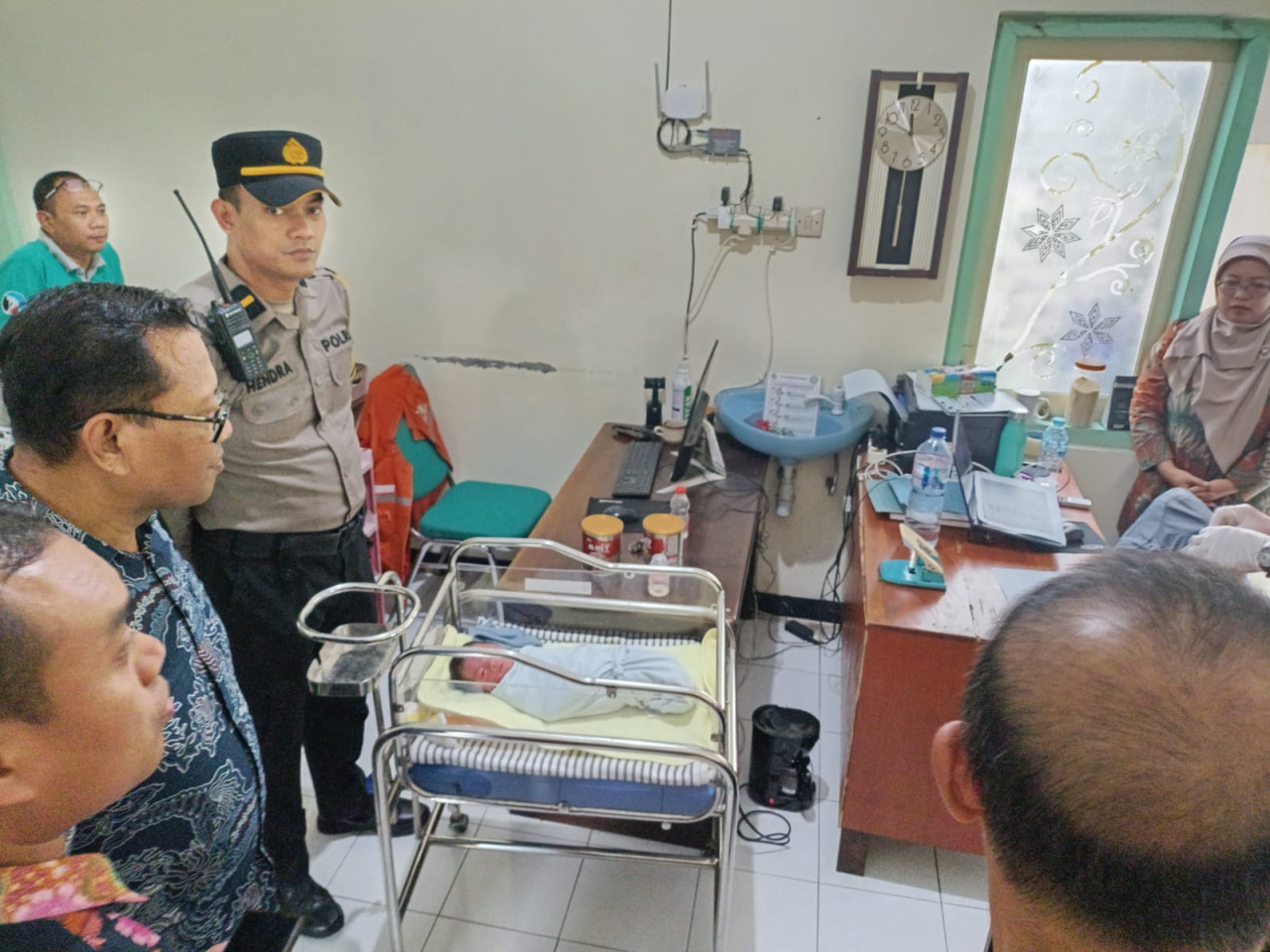 Bayi yang ditemukan warga Tulungagung kini dirawat di Puskesmas. (Foto:Bramanta/jatimnow.com)