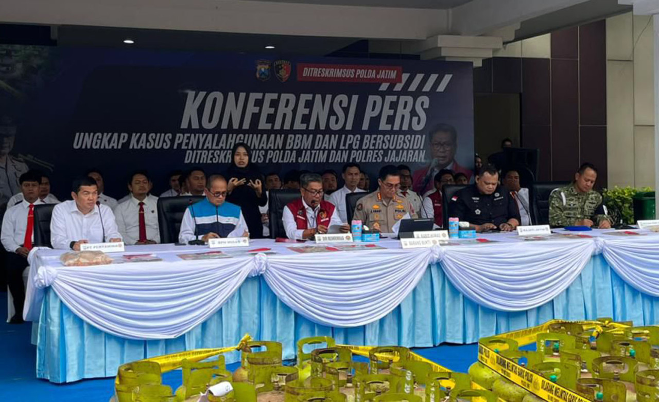 Jajaran kepolisian, regulator, serta perwakilan Pertamina ketika konferensi pers di Mapolda Jatim, Kamis (30/4/2026). (Foto: Pertamina for jatimnow.com)