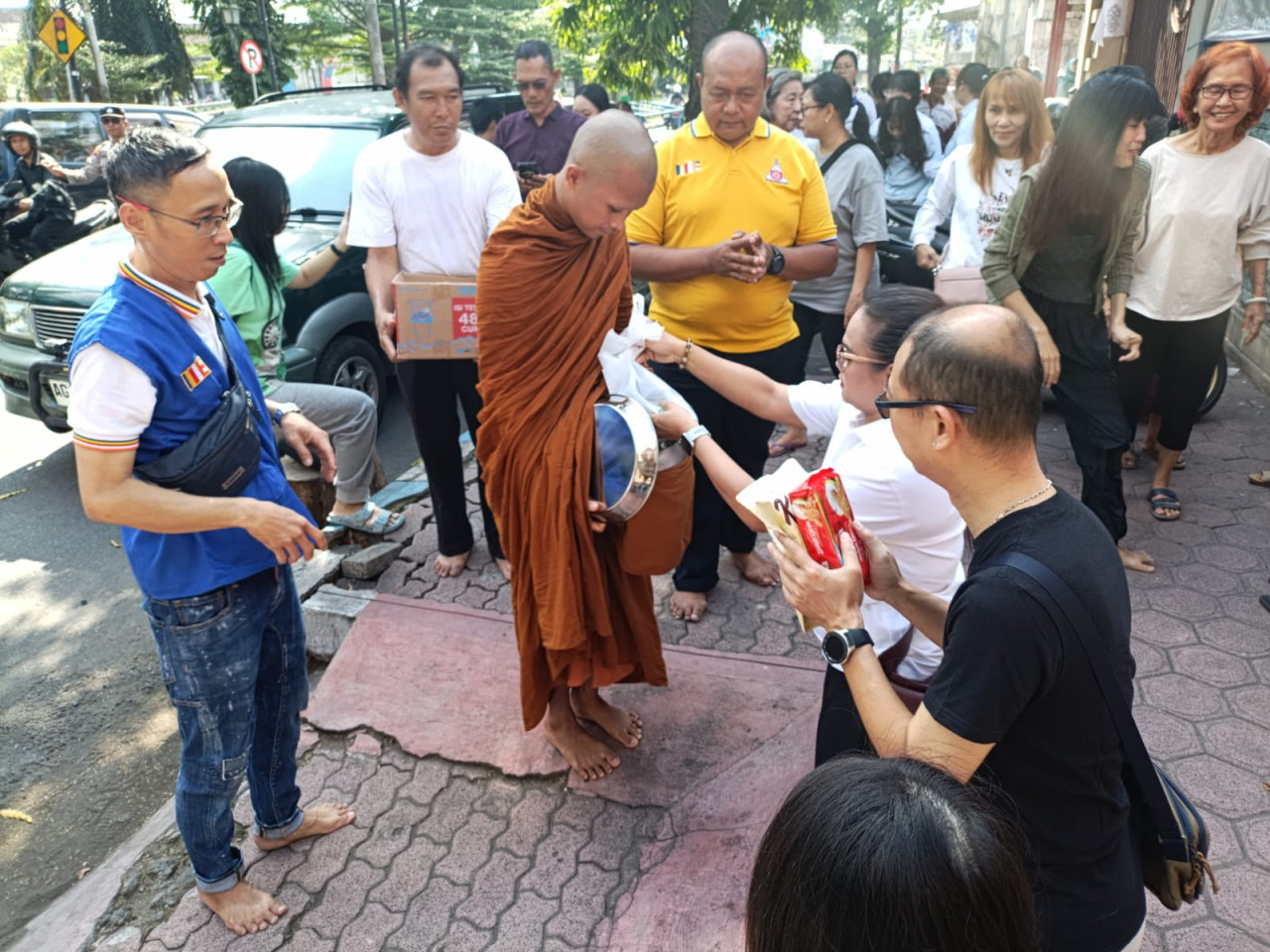 Bikkhu Buddha di Tulungagung Gelar Tradisi Pindapata Jelang Waisak