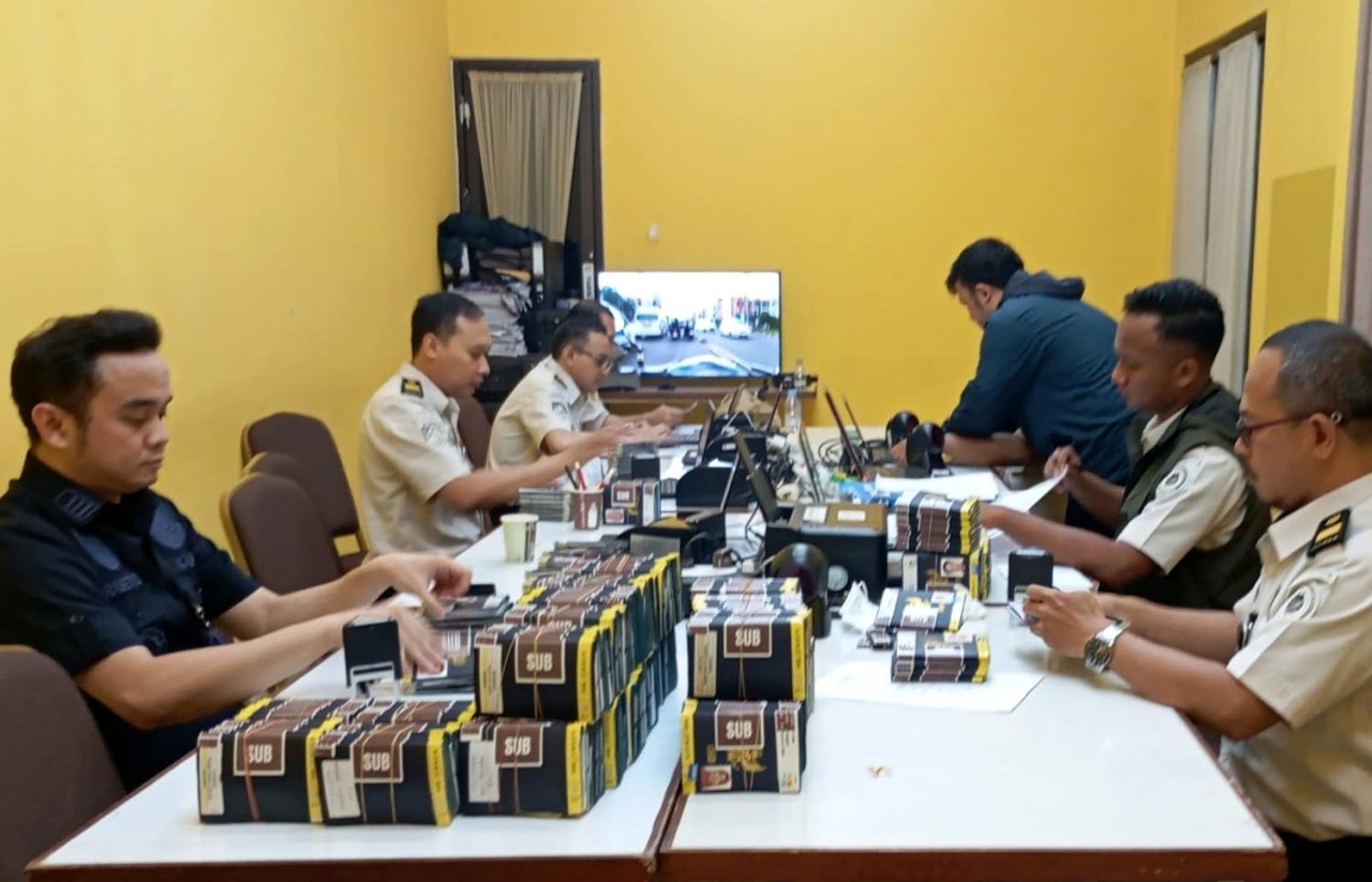 Semua proses kliring dokumen keimigrasian Arab Saudi sudah rampung di Embarkasi Surabaya sebelum pesawat lepas landas. (Foto: Imigrasi for jatimnow.com)