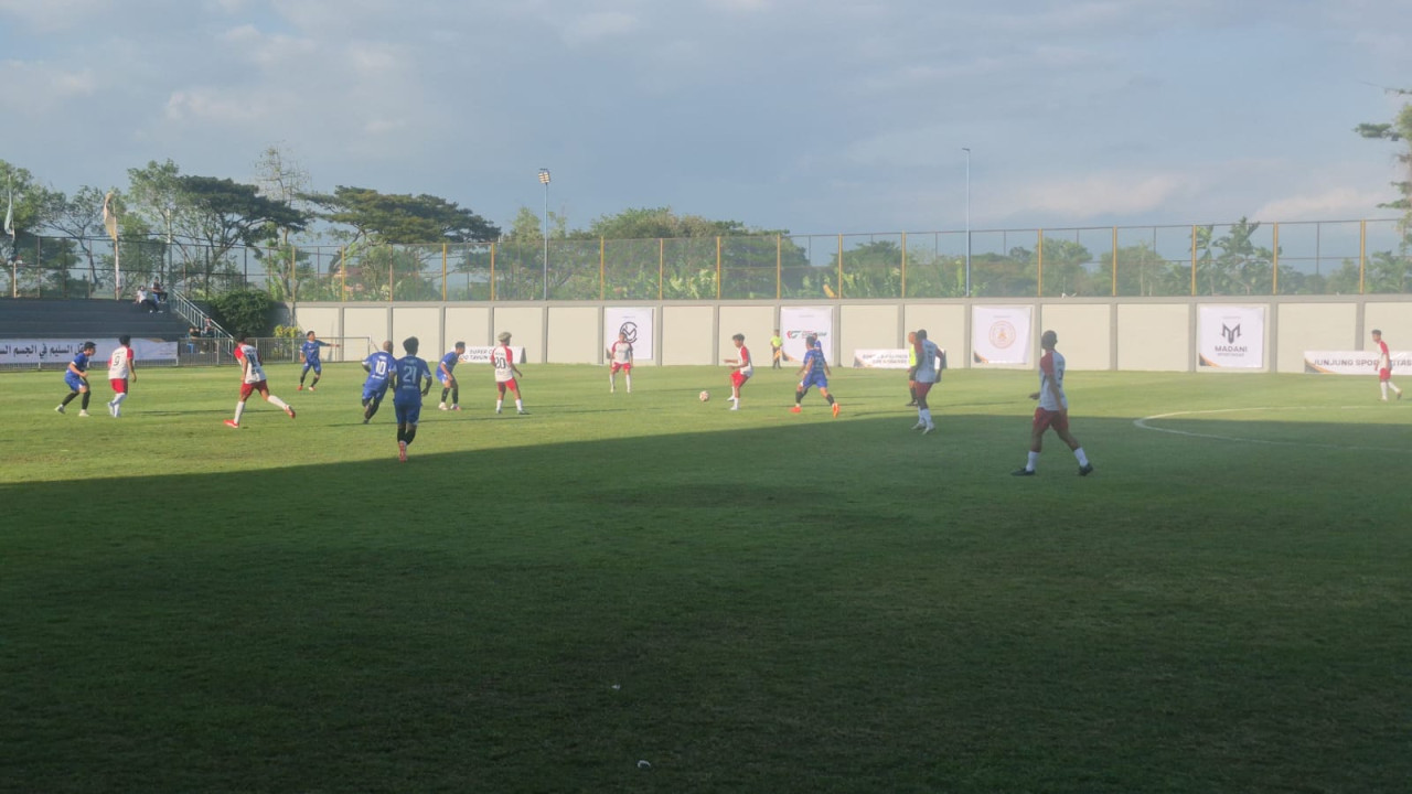 Super Copa 100 Tahun PMDG Hadirkan Bintang Timnas, Santri Belajar Sportivitas dan Semangat Berprestasi. (Foto: Ahmad Fauzani/jatimnow.com)