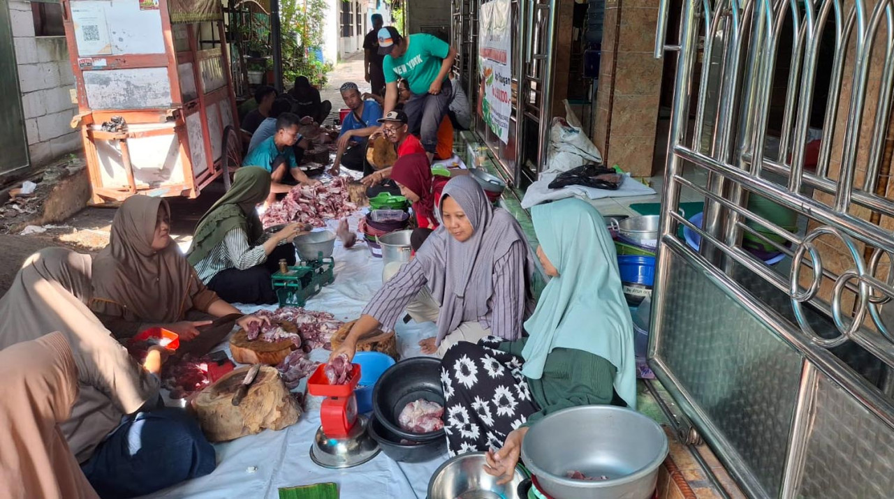 Warga Kampung SIBA KLASIK Gresik gotong royong menyiapkan daging kurban untuk dibagikan. (Foto: Toni for jatimnow.com)
