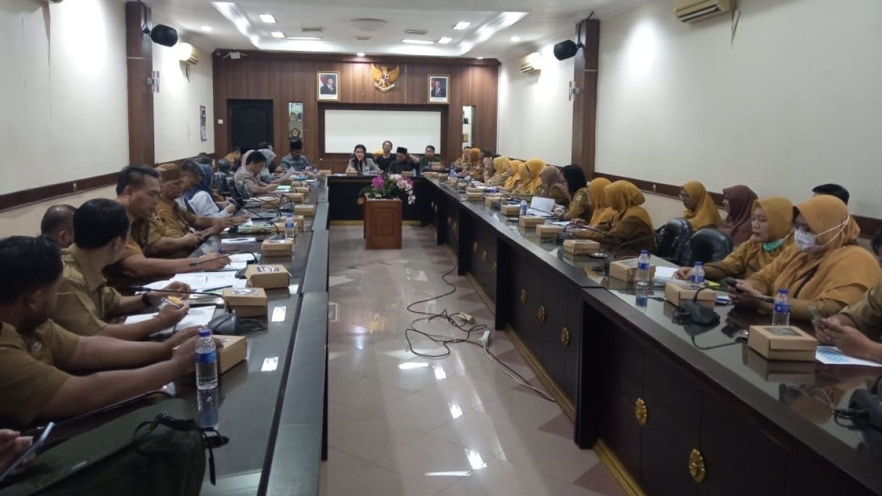 Rapat Bahas Campak, Anggota DPRD Jember Malah Main Game