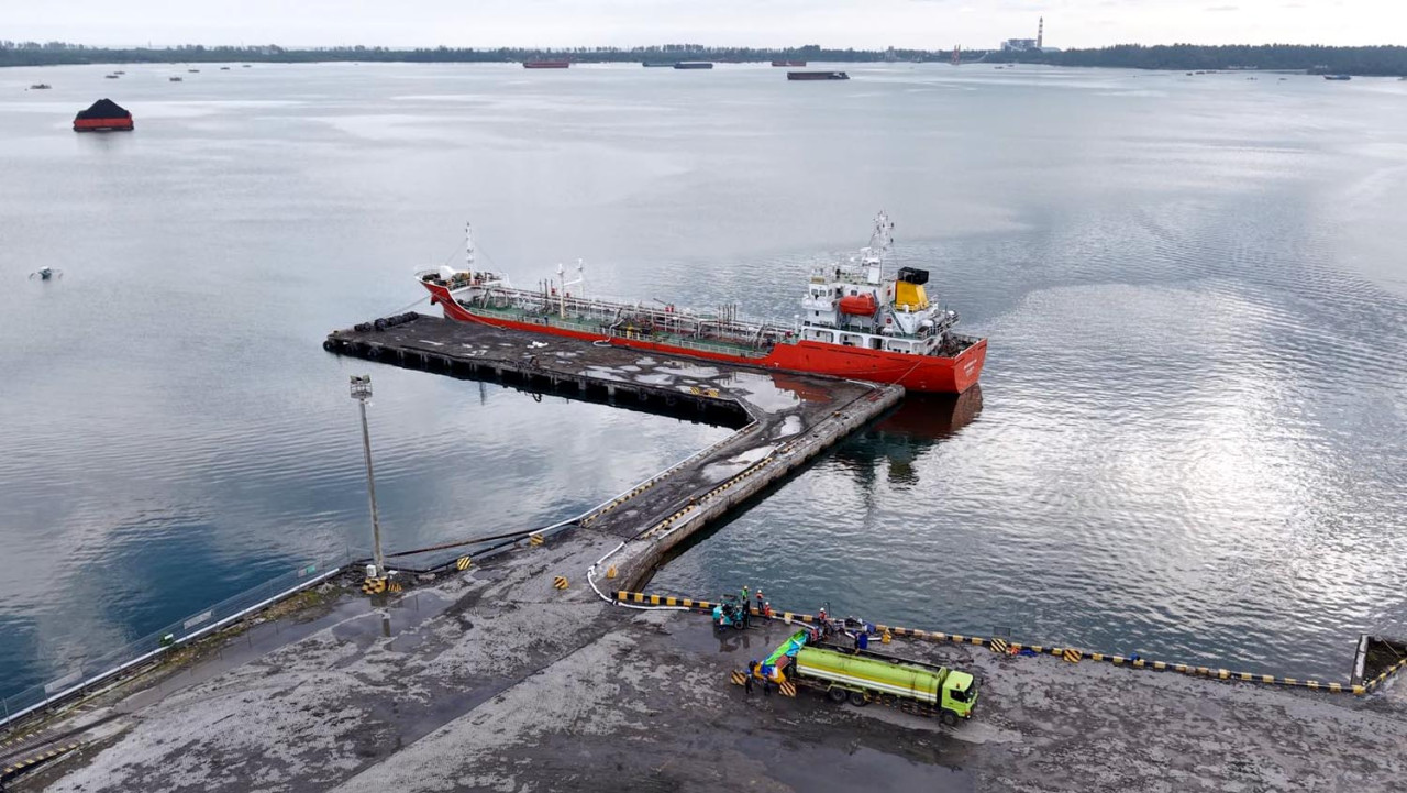 PTP Nonpetikemas operasikan layanan drop tank perdana di Pelabuhan Pulau Baai Bengkulu. (Foto: PTP Nonpetikemas for jatimnow.com)