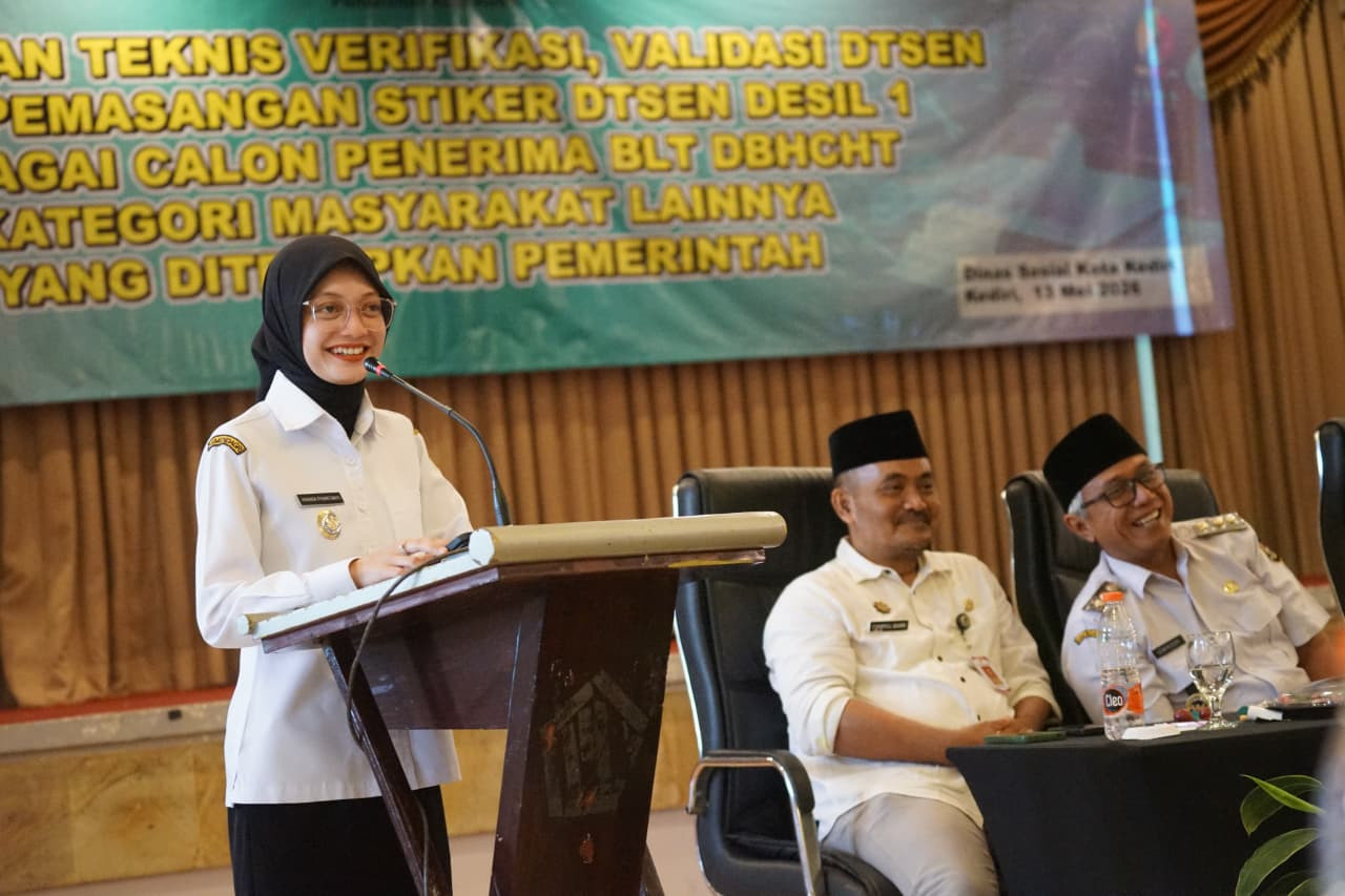Mbak Vinanda saat memberikan arahan dalam Bimtek Verifikasi dan Validasi DTSEN serta pemasangan stiker DTSEN Desil 1 sebagai penerima BLT DBHCHT. (Foto: Pemkot Kediri/jatimnow.com)