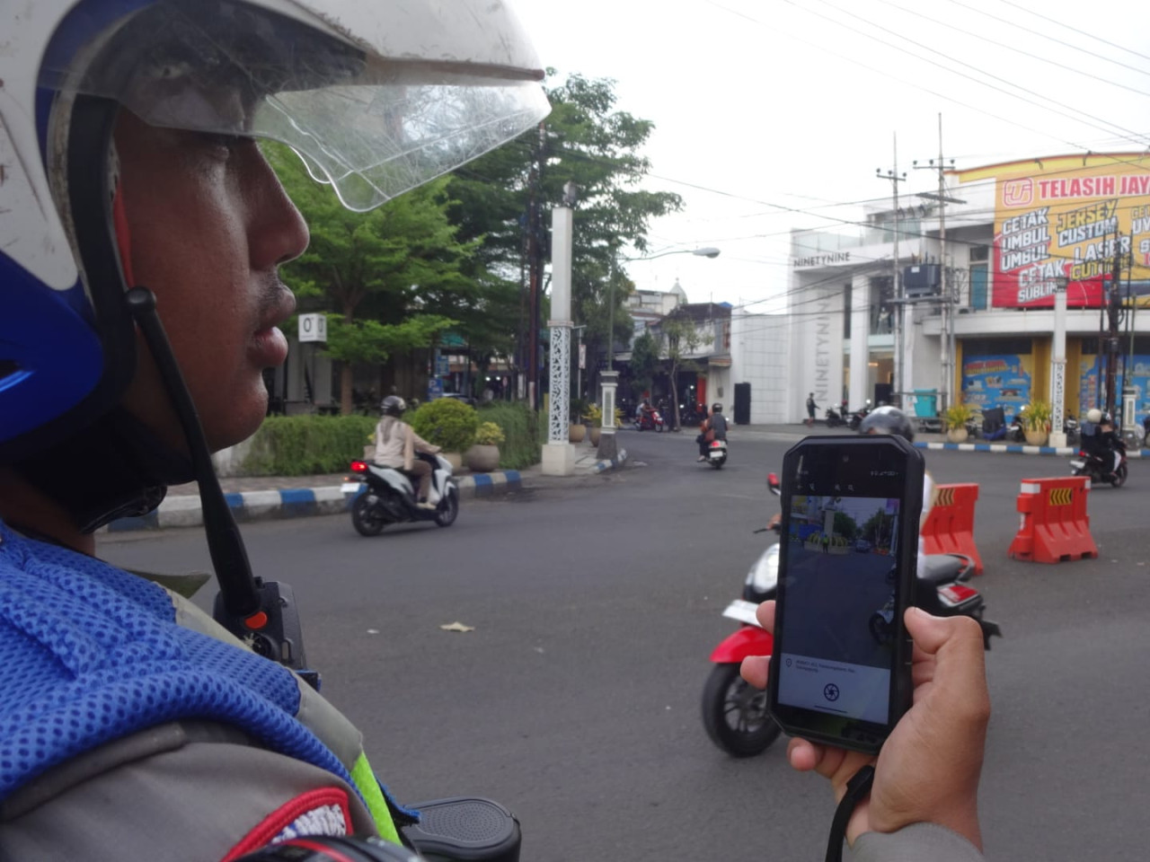 Petugas Satlantas Polres Tulungagung mengoperasikan ETLE Handheld. (Foto: Bramanta/jatimnow.com)