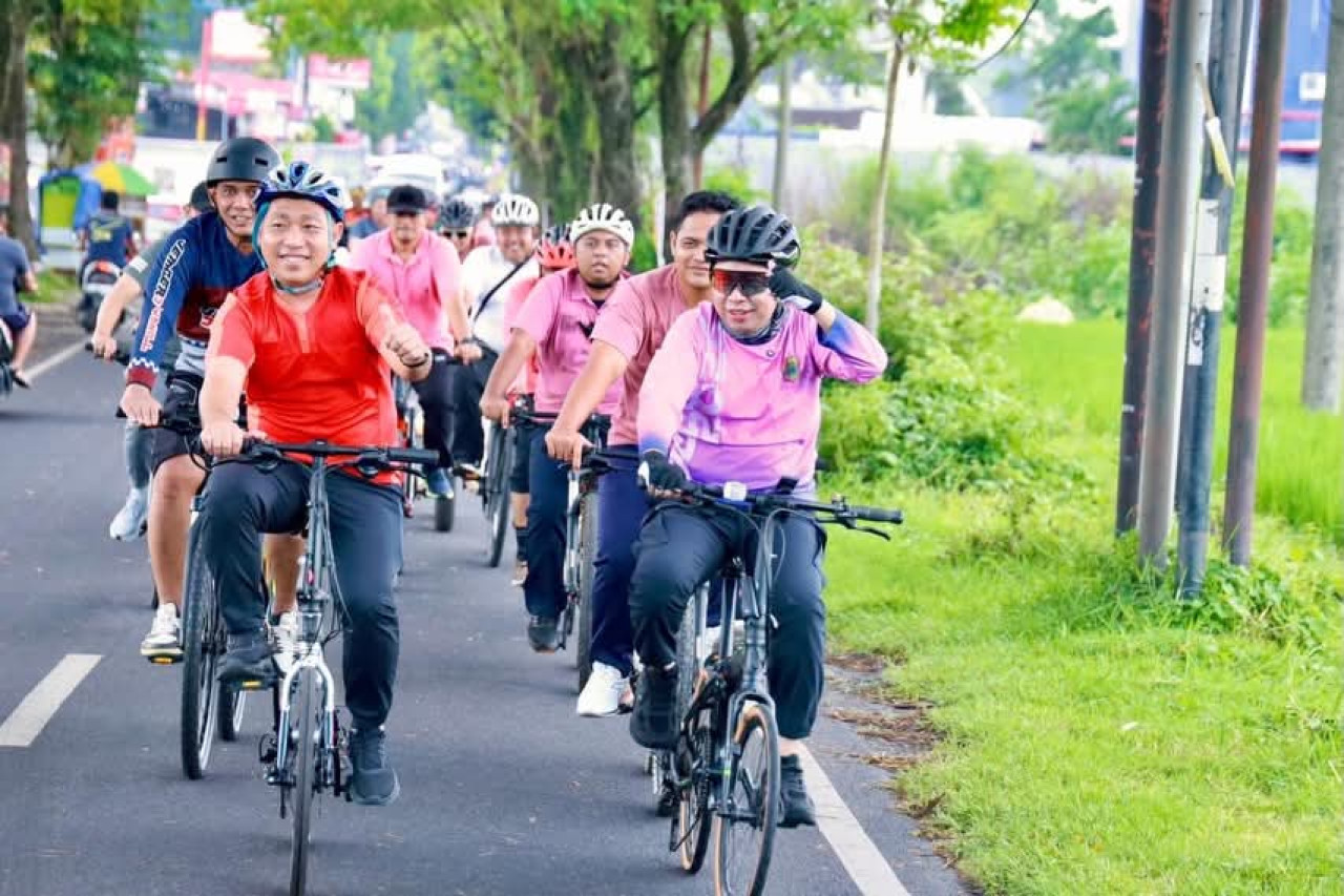 Bupati Jember Gus Fawait gowes 10 kilometer. (Foto: Diskominfo Jember for jatimnow.com)