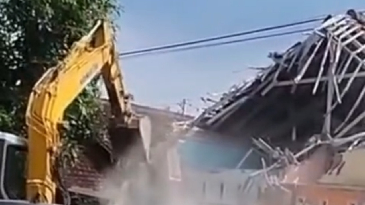 Penghancuran rumah harta gono-gini di Blitar. (Foto: Facebook for jatimnow.com)