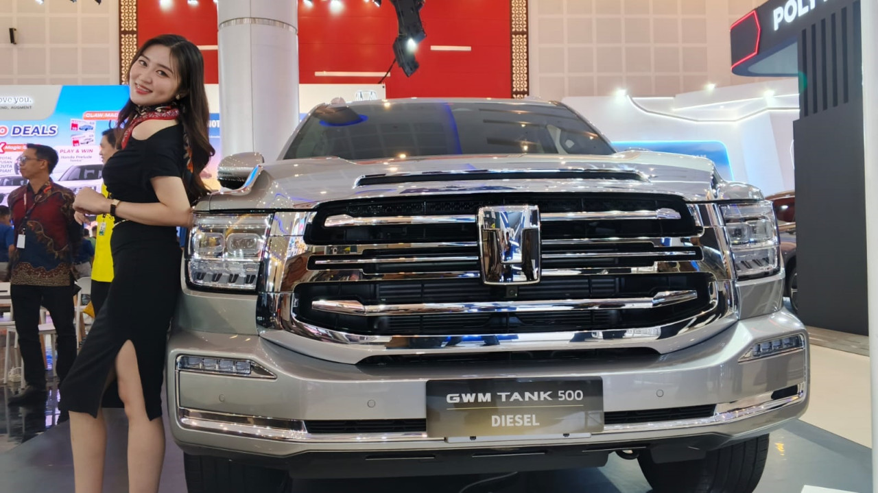 Booth GWM di IIMS Surabaya 2026 menampilkan Tank 500 Diesel, SUV ladder frame premium bermesin 2.400 cc VGT yang menggabungkan tenaga besar, kenyamanan kabin mewah, dan kemampuan off-road. (Foto: Ali Masduki/jatimnow.com)
