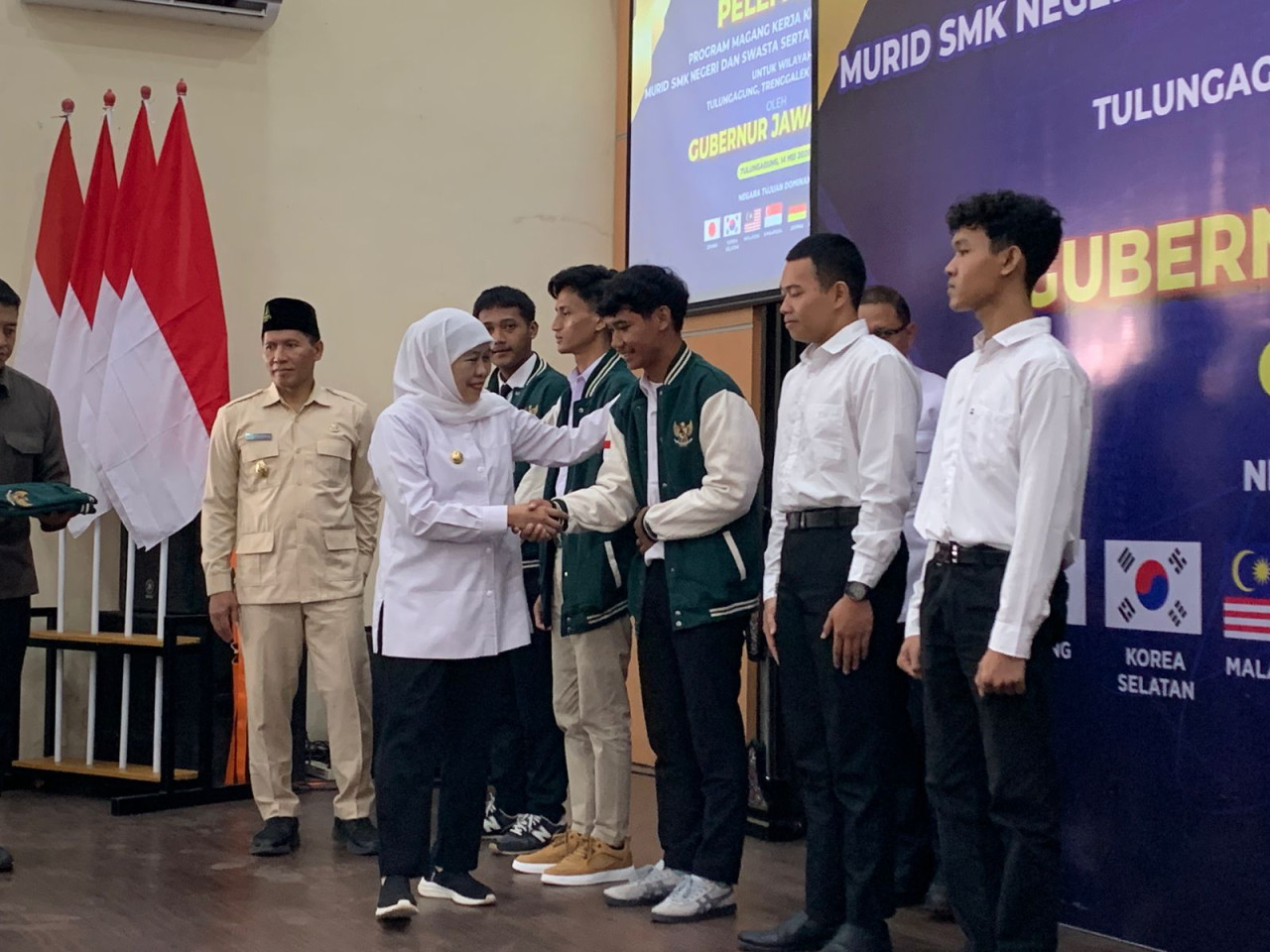 Gubernur Jawa Timur, Khofifah Indar Parawansa saat melepas lulusan SMK di Tulungagung bekerja ke luar negeri. (Foto: Bramanta/jatimnow.com)