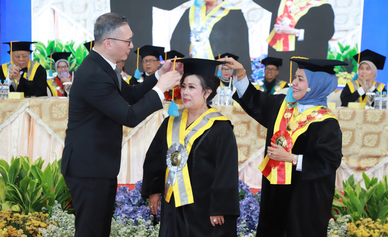 Profesor Liosten Rianna Roosida Ully Tampubolon saat dikukuhkan sebagai Guru Besar bidang Ilmu Manajemen Organisasi Fakultas Ekonomi dan Bisnis Unitomo Surabaya, Kamis (21/5/2026). (Foto: Ali Masduki/jatimnow.com)