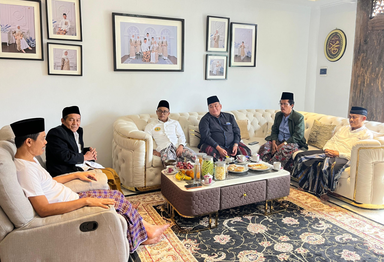 Gus Salam Sowan ke Kiai Imjaz Jelang Muktamar NU ke-35