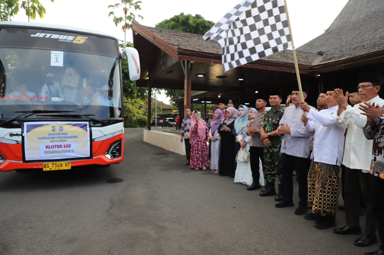 Plt Bupati Tulungagung, Ahmad Baharudin saat melepas rombongan jemaah haji. (Foto: Prokopim for jatimnow.com)