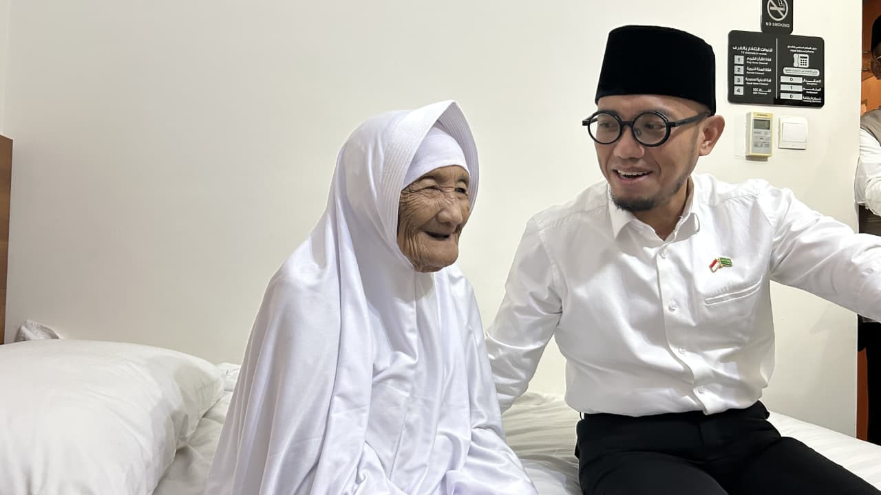 Wakil Menteri Kementerian Haji dan Umrah, Dahnil Anzar Simanjuntak menyambangi Mbah Marsiah. (dok. Pribadi)