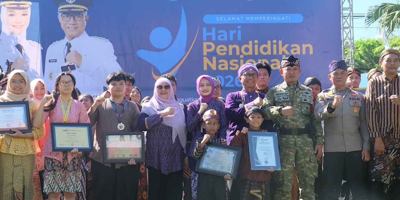 Wali Kota Kediri Vinanda Prameswari saat upacara Hardiknas di Balai Kota Kediri bersama perwakilan siswa SMP se-Kota Kediri. (Foto: Pemkot Kediri/jatimnow.com)
