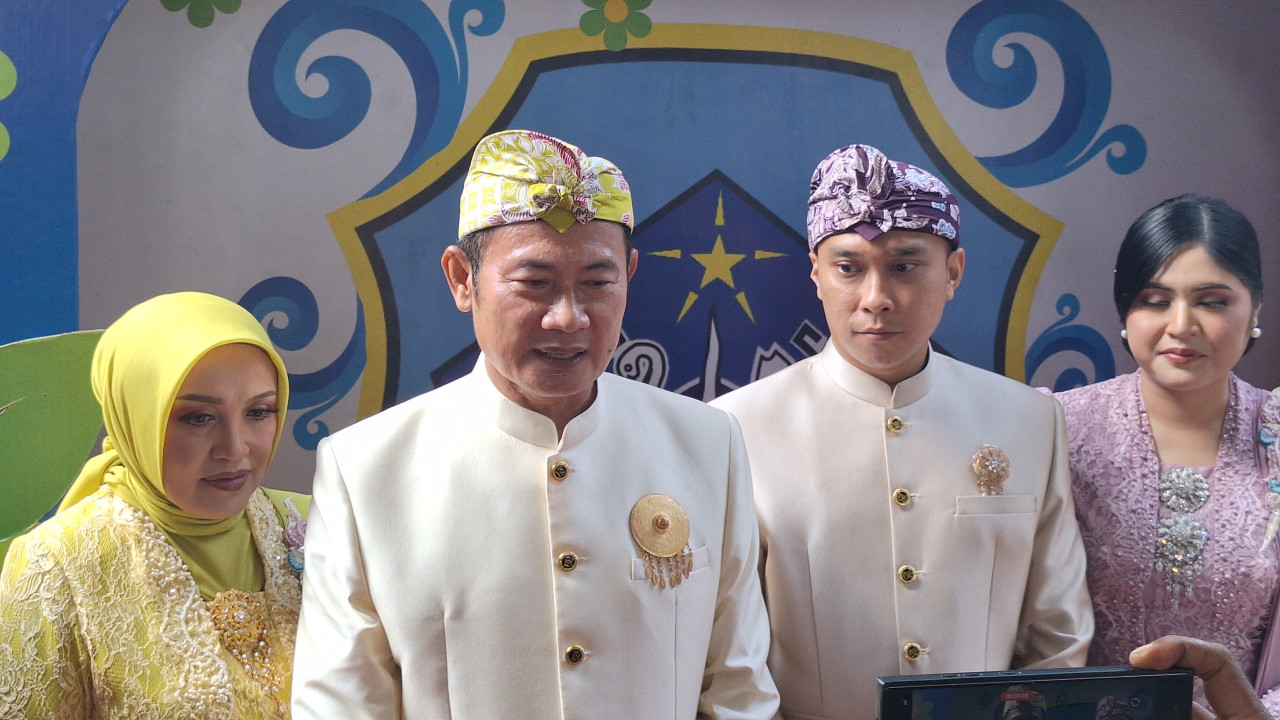 Bupati Lamongan, Yuhronur Efendi didampingi Wabup Dirham Akbar Aksara saat memberikan keterangan terkait HJL 457. (Foto: Adyad Ammy Iffansah/jatimnow.com)