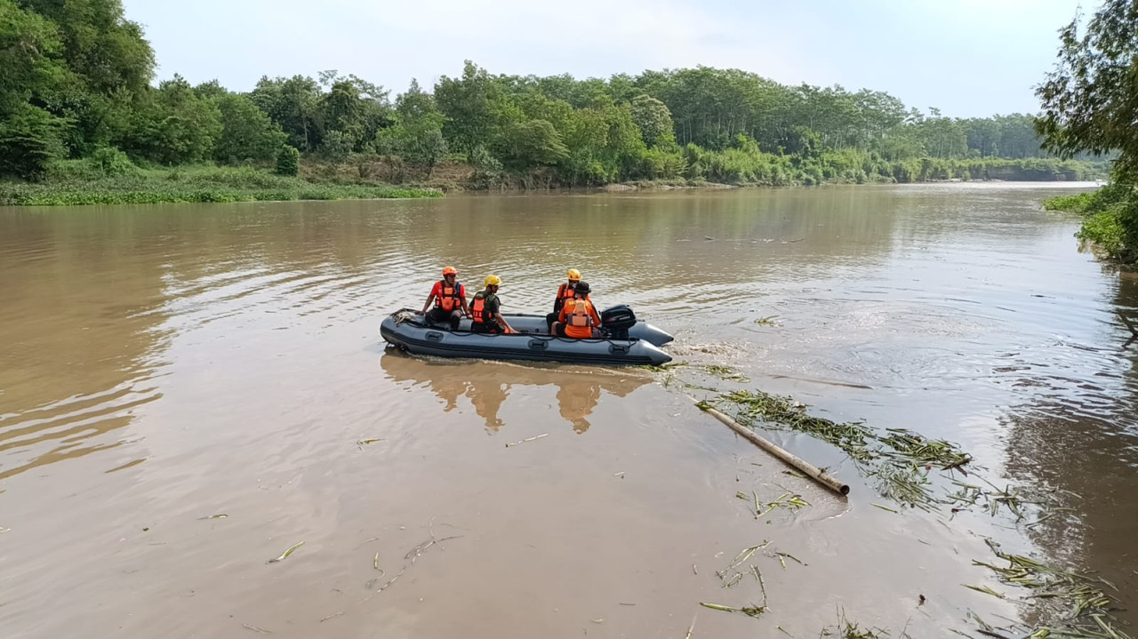 Warga Tulungagung Hilang saat Berburu Ikan Mabuk di Sungai Brantas
