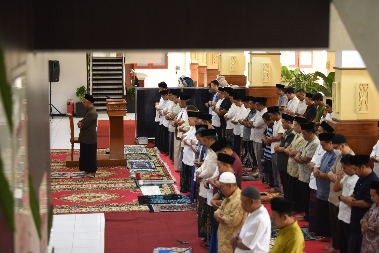 Suasana khidmat Salat Idul Adha di Balai Kota Kediri. (Foto: Pemkot Kediri/jatimnow.com)