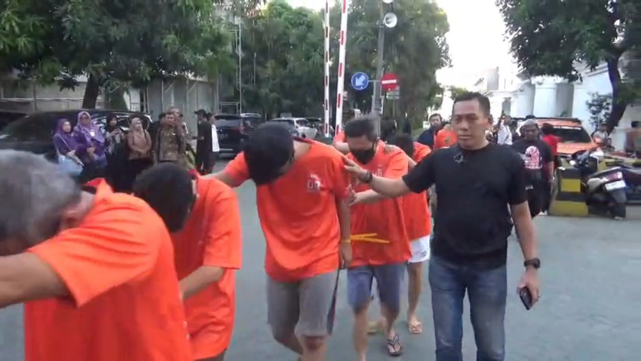 Komplotan joki UTBK diamankan Polrestabes Surabaya. (Foto: Dadang Kurnia/ jatimnow.com)