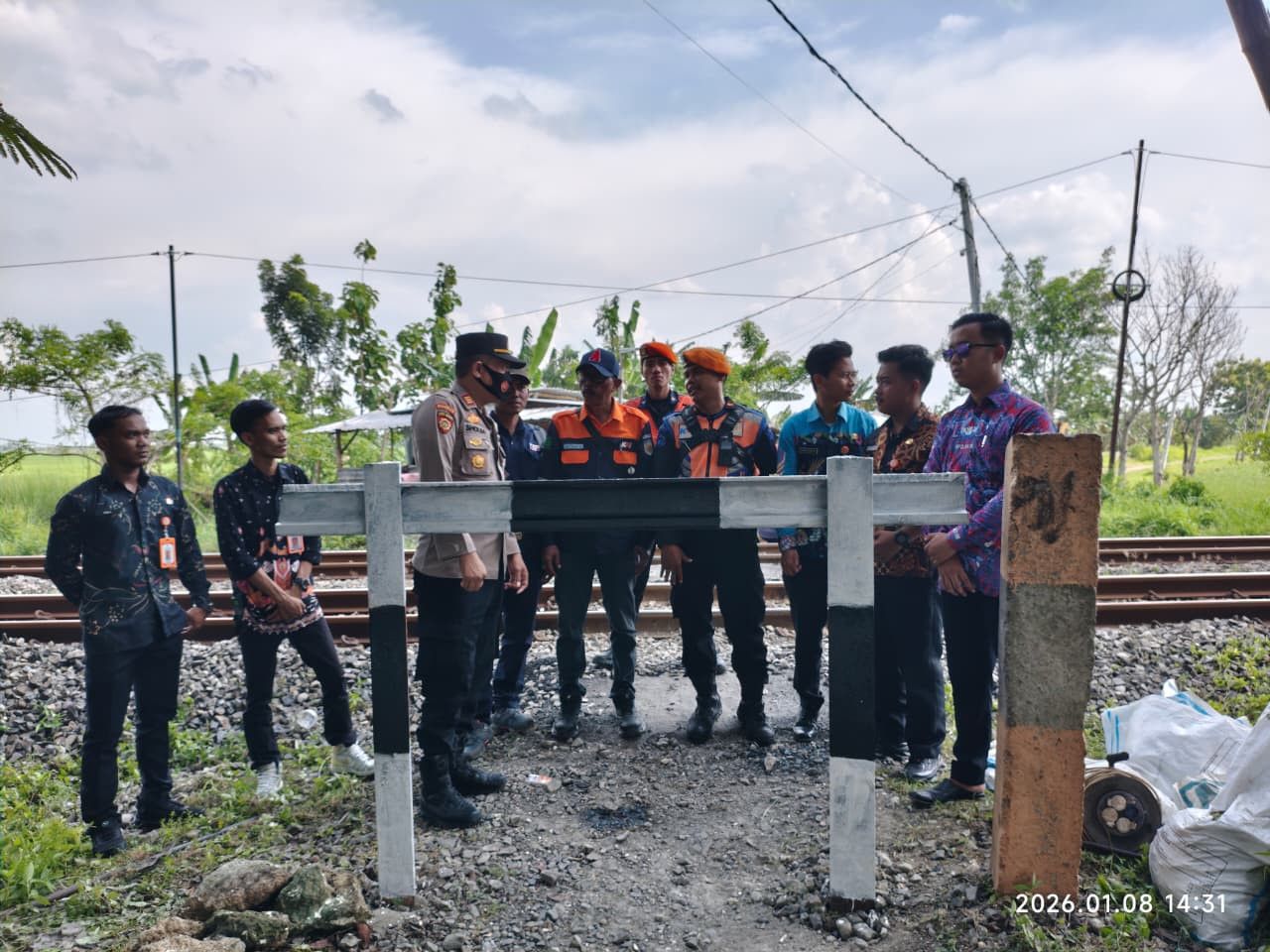 Penutupan perlintasan sebidang liar. (Foto: Hunas KAI Daop 8 Surabaya for jatimnow.com)