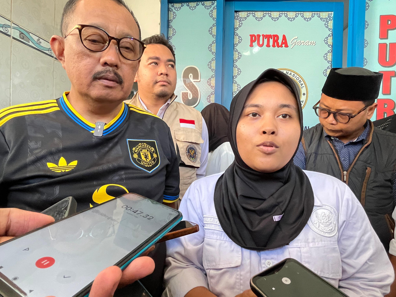 Armuji (kiri) saat sidak di SPPG Dukuh Jaya Surabaya (foto: Ni'am Kurniawan/jatimnow.com)