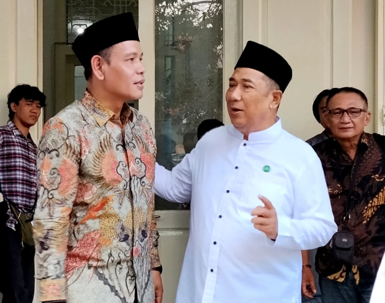 Ketua DPRD Surabaya Syaifuddin Zuhri (kiri) bersama Ketua PCNU Surabaya KH Masduki Toha (kanan) (foto: Fredi for jatimnow.com)