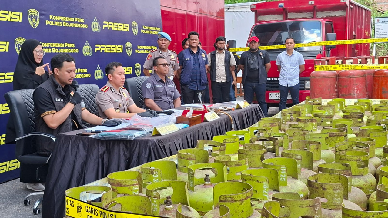 Puluhan LPG 3Kg atau LPG Melon menjadi barang bukti utama dari aktivitas pelaku (foto: Riski for jatimnow.com)