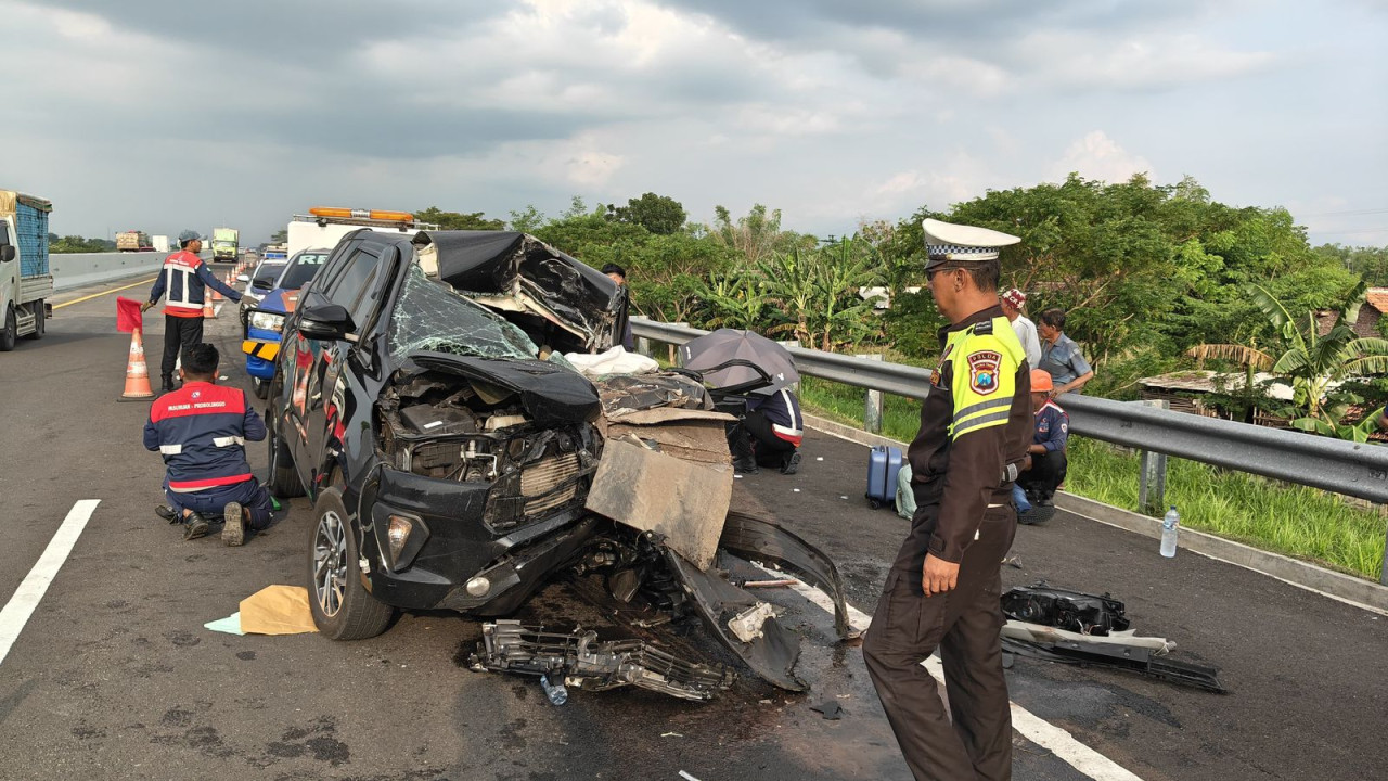 Mobil yang di tumpangi korban nampak rusak parah pada bagian depan (foto: Farid/jatimnow.com)