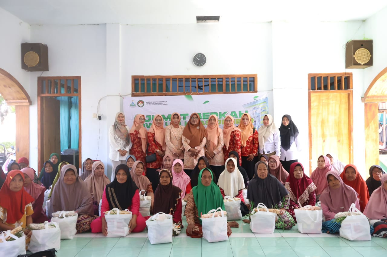 DWP UIN KHAS Jember serahkan bantuan bagi warga di sekitar kampus (Foto: Humas UIN KHAS Jember for jatimnow.com)