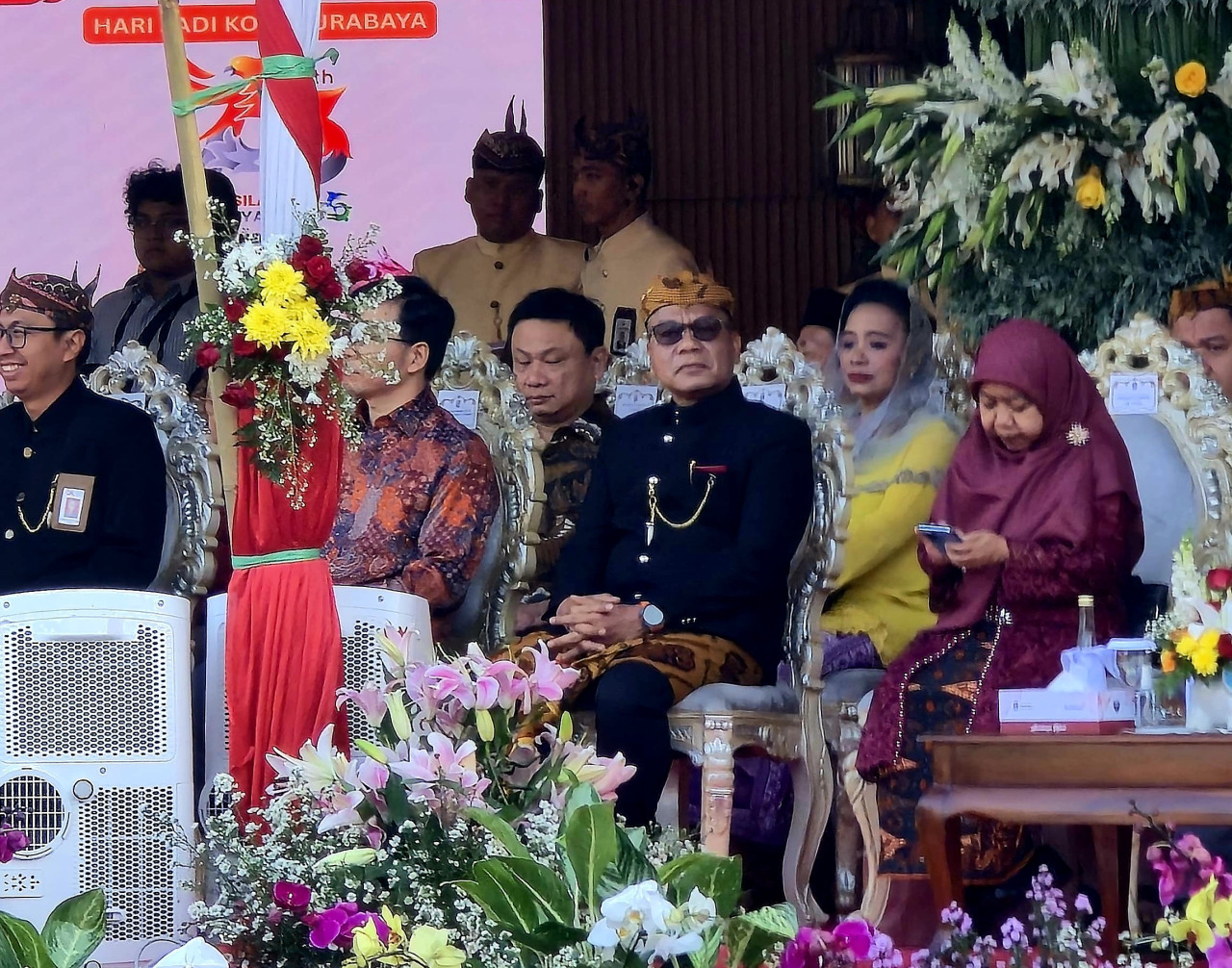 Yona Bagus larut dalam suasana hikmat upacara peringatan HJKS di Balai Kota Surabaya (foto: Yona for jatimnow.com)