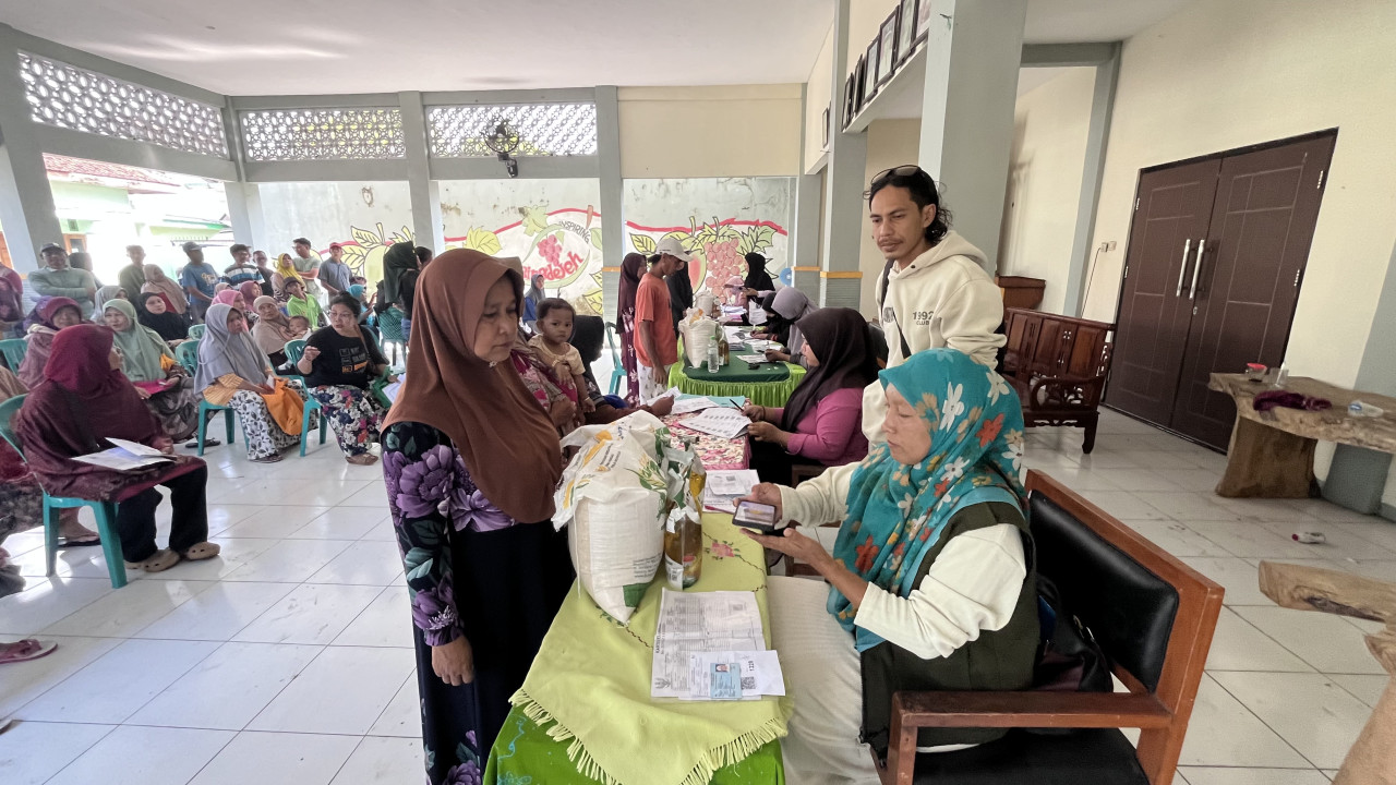 Penerima bansos pangan di Probolinggo. (Foto: Ide Farid/jatimnow.com)