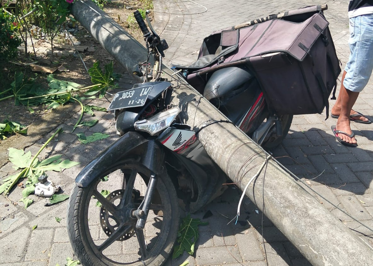 Motor pedagang ayam di Jember yang tertimpa tiang listrik. (Foto: Istimewa)