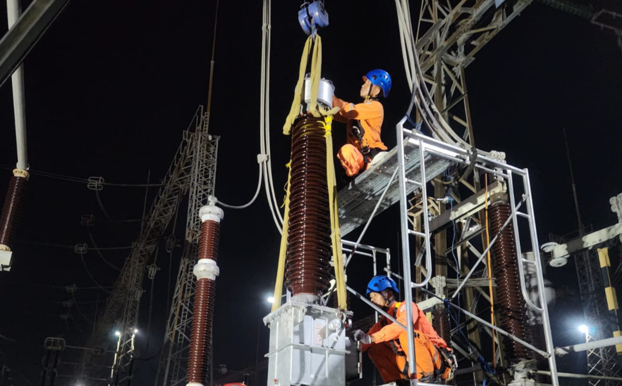 Penggantian Capacitive Voltage Transformer (CVT) Bay 150kV Pier Phasa S di Gardu Induk Grati. (Foto: PLN UIT JBM for jatimnow.com)