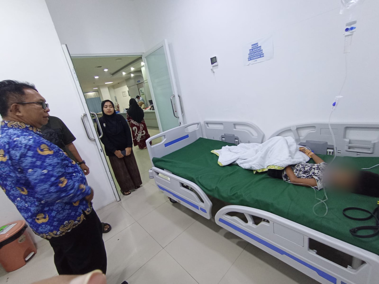 Kasatgas MBG Kabupaten Jember, Achmad Imam Fauzi memantau kondisi anak keracunan  (Foto: Sugianto/ jatimnow.com)