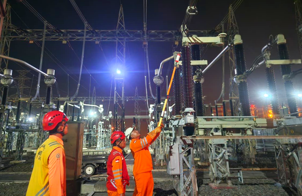 Petugas melakukan perbaikan sistem transmisi SUTT Ngimbang-Babat. (Foto: PLN UIT JBM for jatimnow.com)