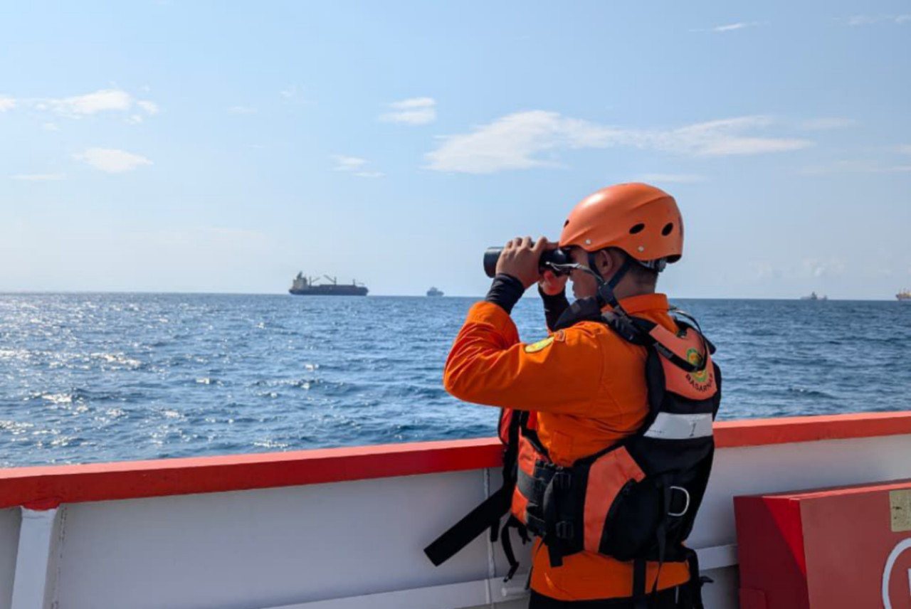 Tim SAR Perluas Pencarian ABK MT Kusuma 1 yang Jatuh di Perairan Sampang