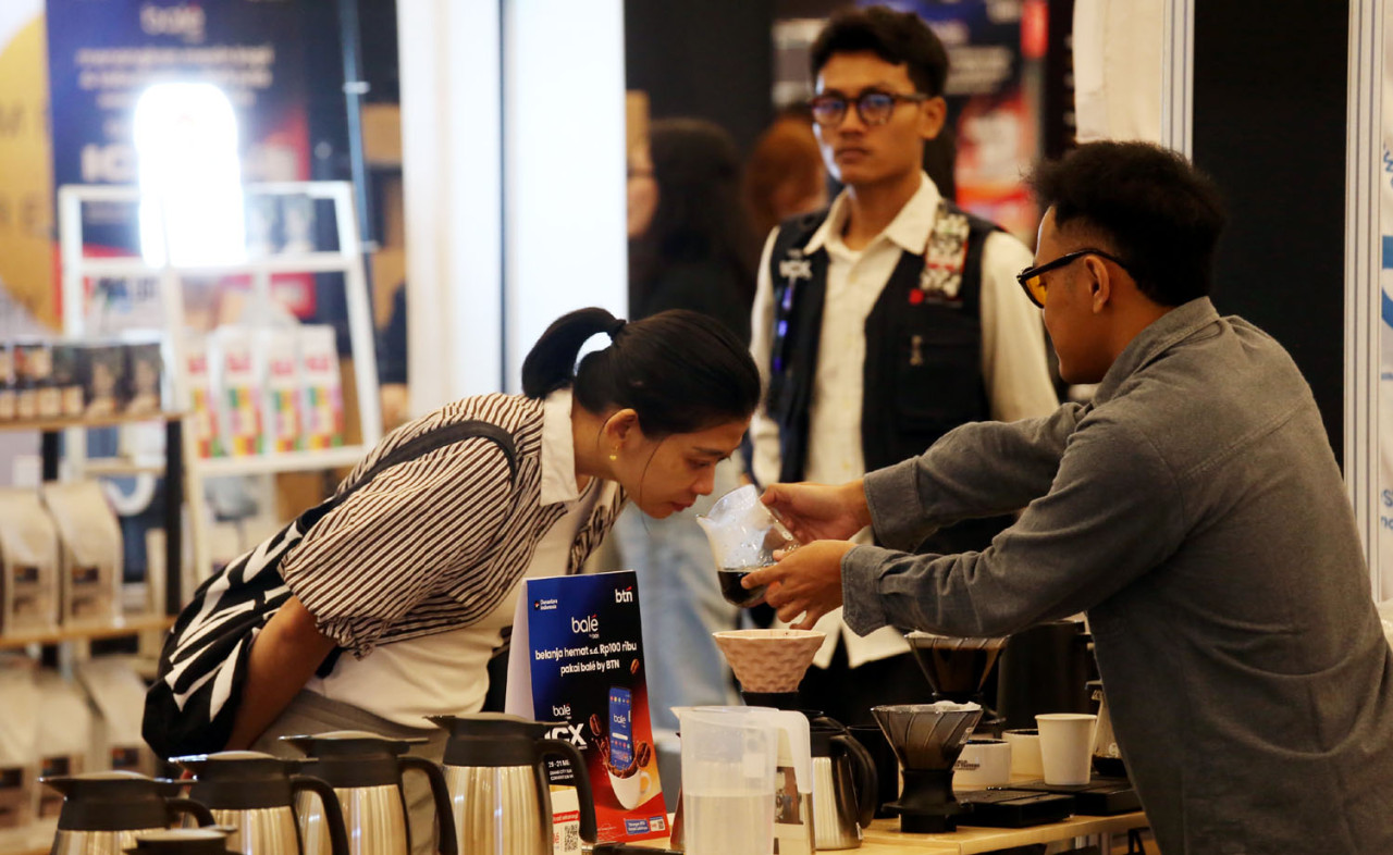 Pengunjung mencoba pengalaman manual brew saat Indonesia Coffee Expo (ICX) 2026 di Grand City Convention Hall Surabaya. (Foto: Ali Masduki/jatimnow.com)
